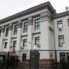 Оттепель? Со здания посольства РФ в Киеве сняли колючую проволоку