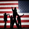 Соединенным Штатам грозит потеря пяти миллионов рабочих мест. Исследование (Люди на фоне американского флага. Архивное фото) Люди на фоне америка…