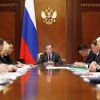 Путин даст Медведеву орден, отправит в отставку и назначит 'смотрящим' Кудрина (На фото: премьер-министр РФ Дмитрий Медведев (в центре) во время совещания по вопросу исполнения пор…) На фото: премьер-мин…