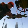 Украина и Польша будут бороться за российский газ друг с другом (Работа на газопроводе Ямал-Европа | © AFP 2019 / Viktor Drachev) Работа на газопровод…
