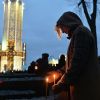 Украинцы поверили в свой геноцид (Участница траурных мероприятий в День памяти жертв Голодомора в Киеве | © AFP 2019 / Sergei Supinsky) Участница траурных м…
