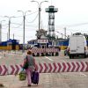 Когда Зеленский шепнет Путину: 'КрымВаш' (На фото: пешеход и автомашины пересекают границу Чонгар в направлении Черноморского полуострова Крым…) На фото: пешеход и а…