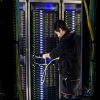 США борются за суверенизацию интернета. И пока побеждают (Работа сотрудника дата-центра | © AFP 2019 / Martin Bureau) Работа сотрудника да…