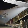 США: 'Саудовская Аравия дорого заплатит за расстрел на нашей авиабазе' (На фото: самолет, доставивший останки погибших во время стрельбы на авиабазе в Пенсаколе (Фото: AP/TASS)) На фото: самолет, до…