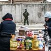 Украина пока побеждает в 'чемпионате санкций' (Российский пограничник наблюдает за стихийным рынком на украинской стороне | © AP Photo / Evgeniy Maloletka) Российский пограничн…