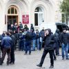 Госпереворот в Сухуме: Абхазию упорно отрывают от Кремля (На фото: митингующие у здания администрации президента Республики Абхазия в Сухуме (Фото: Дмитрий Фе…) На фото: митингующие…