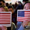 США — Китай: передышка перед новым противостоянием (Китайские девушки держат флаги США | © AP Photo / Vincent Thian) Китайские девушки де…