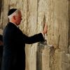 США прислали жертвам и освободителям Освенцима дешевую фальшивку (Вице-президент США Майк Пенс у Стены Плача в Иерусалиме | © REUTERS / Ammar Awad) Вице-президент США М…