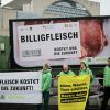 Европа обсуждает 'санкции против мяса' на миллиарды рублей (Активисты с плакатами Дешевое мясо стоит нам будущего в Берлине | © REUTERS / Hannibal Hanschke) Активисты с плакатам…
