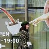 Украинская экономика начала год уникальными рекордами (Женщина на улице в Киеве | © AFP 2020 / Sergei Supinsky) Женщина на улице в К…