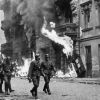 Варшавское восстание: Разгромить поляков немцам помогли ВВС США (На фото: немецкие солдаты в Варшаве, Вторая мировая война. Точная дата съемки не установлена (Фото: …) На фото: немецкие со…
