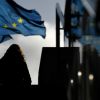 'Диверсия' России: ЕС штормит из-за дыры в бюджете (Женщина у здания Европейского парламента в Брюсселе | © AFP 2020 / John Thys) Женщина у здания Евр…