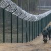 Латвия укроется от России и Белоруссии за забором - DELFI (Власти Латвии решили построить забор не только вдоль границы с Россией, но и с Белоруссией. Огражден…) Власти Латвии решили…