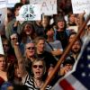 В Штатах продолжаются акции против Трампа: тысячи протестующих и раненые полицейские (Тысячи протестующих и раненые полицейские: в США продолжаются акции против Трампа) Тысячи протестующих …