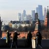 Без розовых и черных очков: взгляд российского общества на власть (Прохожие фотографируются на Большом Москворецком мосту в Москве | © РИА Новости / Максим Блинов) Прохожие фотографиру…