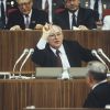 'А народу-то нравится'. Зачем Горбачев начал перестройку (Генеральный секретарь ЦК КПСС Михаил Сергеевич Горбачев во время дискуссии с народным артистом СССР …) Генеральный секретар…