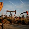 Чем все закончится: США, Россия и ОПЕК могут поделить мир (Нефтяные станки-качалки на месторождении сланцевой нефти Монтерей в США | © AFP 2020 / Getty Images …) Нефтяные станки-кача…