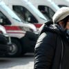 Украина лучше готова к борьбе с зомби-апокалипсисом, чем к эпидемиям (Женщина на фоне автомобилей скорой помощи в Киеве | © AFP 2020 / Sergei Supinsky) Женщина на фоне авто…