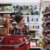Huffington Post (Италия): страх перерастает в гнев (Женщина с тележкой в супермаркете | © AP Photo, Brynn Anderson) Женщина с тележкой в…