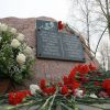 Польские политики испугались и отменили 'поход в Россию' (Цветы у памятного камня, установленного на месте крушения польского самолета Ту-154 10 апреля 2010 г…) Цветы у памятного ка…