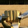 Как США напали на Ливию 15 апреля… (Рука Ливии держит раздавленный американский истребитель в этой скульптуре, расположенной на территор…) Рука Ливии держит ра…