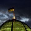 Украина отметила юбилей конституции, которой не было (Украинский флаг на здании парламента в Киеве | © AFP 2020 / Sergei Supinsky) Украинский флаг на з…