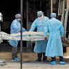 Süddeutsche Zeitung: что выясняется при вскрытии жертв коронавируса (Медики выносят тело пациента, умершего от коронавируса в Ахмадабаде, Индия | © REUTERS, Amit Dave) Медики выносят тело …