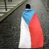 Чехия на самом деле боится длинных рук Москвы (Мужчина с государственным флагом на улице Праги | © AP Photo / Marko Drobnjakovic) Мужчина с государств…