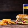 Посольство США предложило учить украинский по меню 'Макдоналдса' (Посольство США предложило учить украинский по меню Макдоналдса) Посольство США предл…