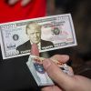 Stratfor (США): экономический кризис в США все глубже и суровее (Сувенирная купюра с изображением президента США Дональда Трампа | © РИА Новости, Эва Мари Ускатеги) Сувенирная купюра с …