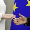 Bloomberg (США): Путин выиграет 'в гляделки' у Германии и Европы (Президент РФ Владимир Путин и федеральный канцлер ФРГ Ангела Меркель на пресс-конференции | © AP Pho…) Президент РФ Владими…