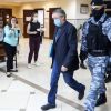 'В колонии Ефремов будет работать в клубе — там же есть свой клуб' (На фото: актер Михаил Ефремов (в центре) в Пресненском суде (Фото: Антон Новодережкин/ТАСС)) На фото: актер Михаи…