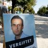 Зачем Навальный играет с немцами в 'Новичок'? (Портрет Алексея Навального с подписью отравлен у здания посольства Российской Федерации в Берлине | …) Портрет Алексея Нава…