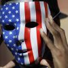 Большинство европейцев полагают, что США не по плечу роль мирового лидера (Мужчина в маске с флагом США. Архивное фото) Мужчина в маске с фл…
