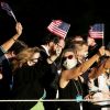 Демократы спешат, потому что боятся: Америка поворачивает вправо (Люди с флагами США у Белого дома в Вашингтоне | © REUTERS / Al Drago) Люди с флагами США у…