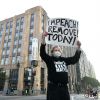 Россия должна выучить урок, который прогулял Трамп (Одиночный пикет против президента США Дональда Трампа у штаб-квартиры Twitter в Сан-Франциско | © AF…) Одиночный пикет прот…