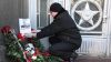 Мария Захарова назвала политиков, поддержавших убийцу Карлова - 'бесноватыми' (Цветы у здания министерства иностранных дел РФ) Цветы у здания минис…
