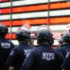 Это другое! Почему в России донос - это 'стукачество', а в США - подвиг (Сотрудники полиции США | © AFP 2021 / Timothy A. Clary) Сотрудники полиции С…