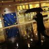 Европе не дают избавиться от обязательств по сдерживанию России (Прохожий у штаб-квартиры Европейской комиссии в Брюсселе | © AP Photo / Francisco Seco) Прохожий у штаб-квар…
