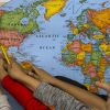 DM: 'расовая реформа' в школах США вызывает страх и сопротивление (Американские школьники на уроке географии в школе в Колумбус, штат Нью-Мексико | © AP Photo, Rodrigo Abd) Американские школьни…