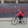 Хаос в Европе: начался идеальный шторм (Berlingske, Дания) (Велосипедист проезжает мимо забора со словами протеста против локдауна в Манчестере, Великобритания …) Велосипедист проезжа…
