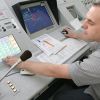 В СМИ назвали предварительную причину крушения самолета Минобороны РФ (Работа авиадиспетчера. Архивное фото) Работа авиадиспетчер…