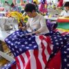 США идут на комбинированное противостояние с Китаем (Ирония судьбы – государственные американские флаги шьют в Китае. Фото AFP) Ирония судьбы – госу…