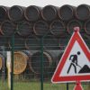 Запасы газа в Германии рекордно упали, Россия наживается, поэтому сертификация 'Северный поток-2' отложена на год (Трубы для строительства трубопровода Северный поток-2 в порту Мукран на острове Рюген | © AFP 2021, …) Трубы для строительс…