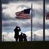 Вашингтон в преддверии инаугурации Трампа. Обратный отсчет (Туристы возле монумента Вашингтона в Вашингтоне) Туристы возле монуме…