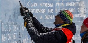 Cчитается, что теперь недостоверная информация в интернете растает без следа. (На фото: открытие Ледяной библиотеки чудес на Байкале 5 февраля 2017 г.) ТАСС Автор: Кирилл Шипицин Cчитается, что теперь недостоверная информация в интернете растает без следа. (На фото: открытие Ледяной библиотеки чудес на Байкале 5 февраля 2017 г.) Cчитается, что тепер…