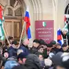 Кольцо Мебиуса как феномен политики (© РИА Новости . Илья Питалев / Акция протеста абхазской оппозиции в Сухуме) © РИА Новости . Илья…