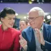 Шкипер Лафонтен ведет яхту 'Сара Вагенкнехт' по трудному фарватеру