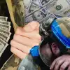 Поборы, воровство, мертвые души: украинская армия капитулировала перед коррупцией (© Украина.ру / Коллаж: коррупция, ВСУ, Украина) © Украина.ру / Колла…