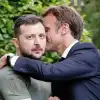 Девять лиц Макрона. Как семейно-альковной грязью мировая элита держит президента Франции на крючке (Зеленский и Макрон обнимаются) Зеленский и Макрон обнимаются
